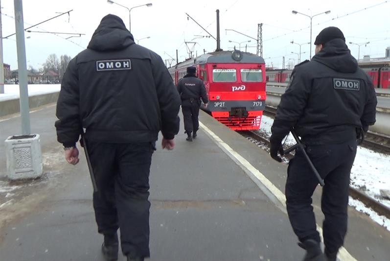 В г. Саратове при силовой поддержке бойцов ОМОНа на транспорте задержаны граждане, находившиеся в федеральном розыске 
