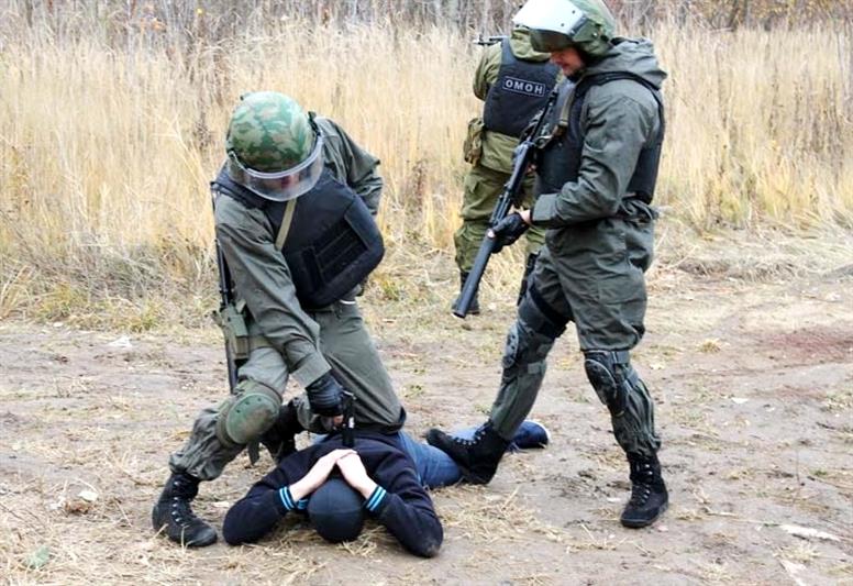 В Волгоградской области бойцы ОМОНа Росгвардии оказали силовую поддержку при задержании подозреваемых в хищении труб