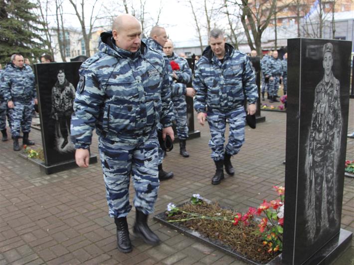 Сотрудники ОМОНа Управления Росгвардии по Курской области привели в порядок после зимы могилы погибших товарищей