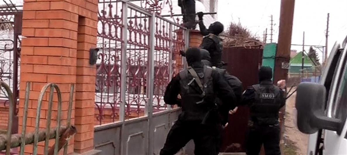 В Волгоградской области при силовой поддержке бойцов ОМОНа полицейские задержали подозреваемого в мошенничестве