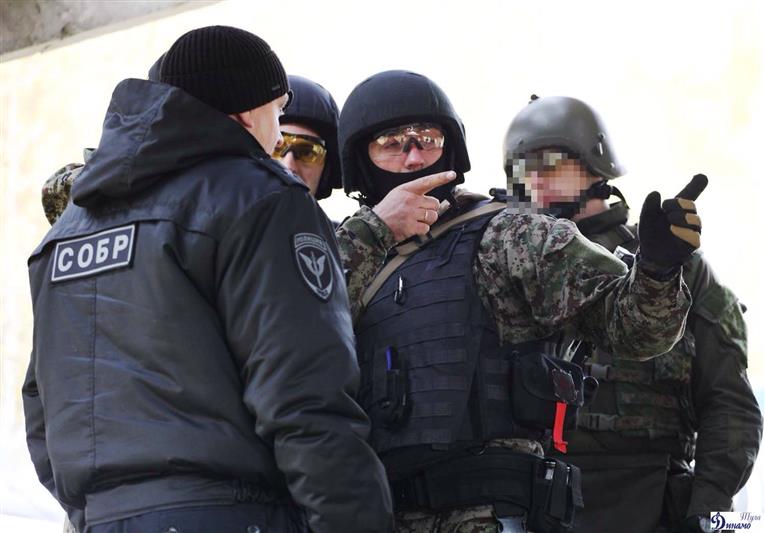 В г. Первоуральске при силовой поддержке бойцов СОБРа обезврежен мужчина, устроивший  стрельбу на улице города