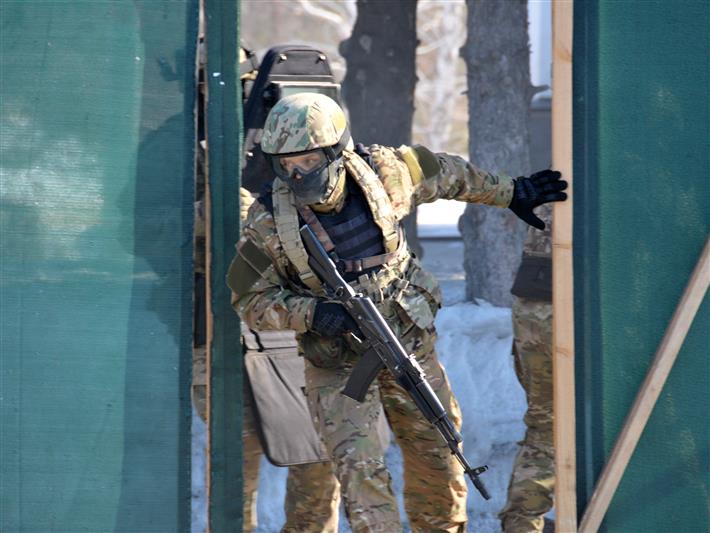 При силовой поддержке бойцов СОБРа задержаны подозреваемые в разбойных нападениях и вымогательстве