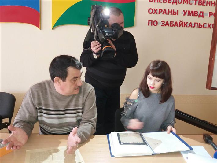 Ветеран вневедомственной охраны представил молодым сотрудникам Росгвардии коллекцию писем и открыток времен Великой Отечественной войны
