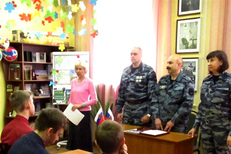 В г. Воронеже сотрудники Росгвардии провели профилактическую беседу со школьниками города