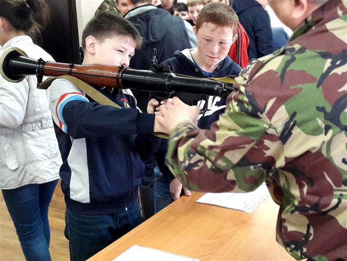 В Хакасии бойцы ОМОНа рассказали школьникам о подвиге своего сослуживца