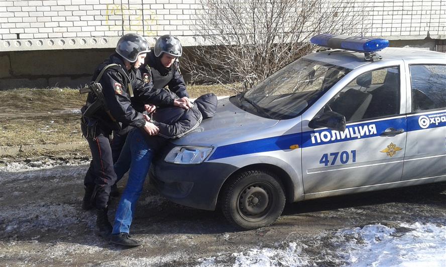 В Архангельской области сотрудники Росгвардии задержали водителя, сбившего девушку на пешеходном переходе