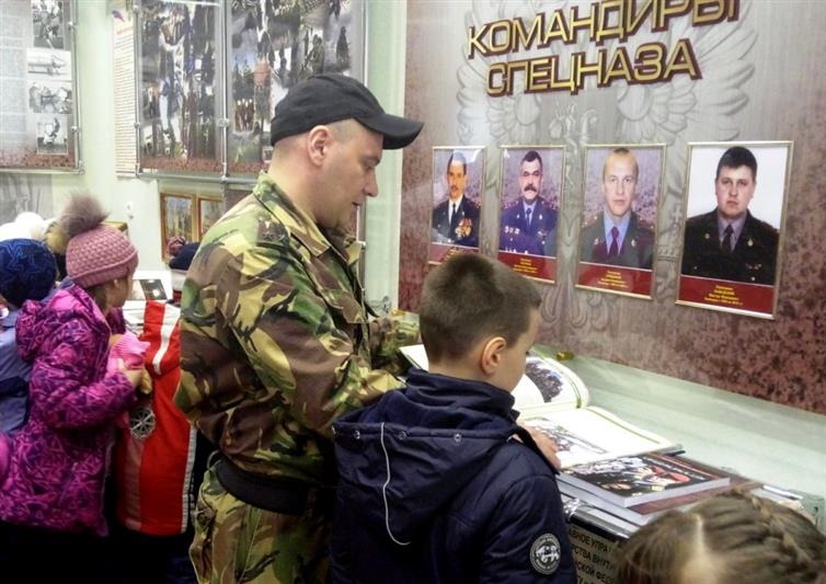 В преддверии Дня Победы петербургские школьники побывали в гостях у СОБРа «Гранит»