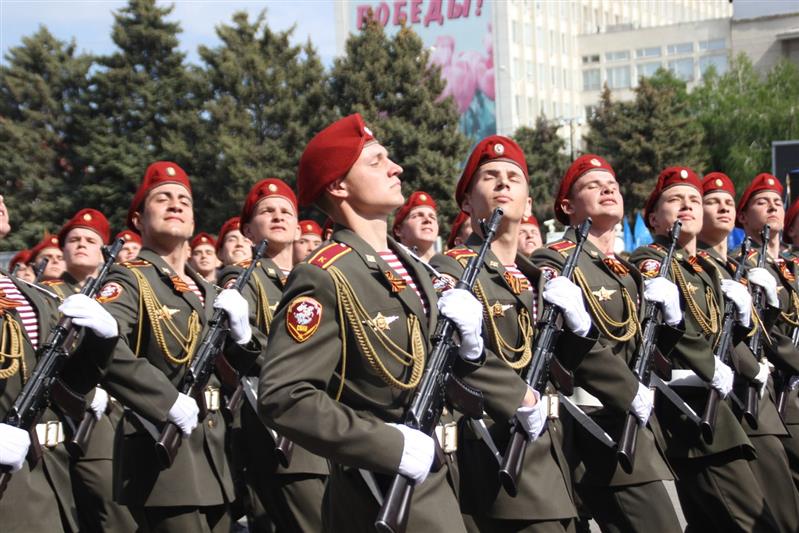 Курсанты и офицеры Саратовского военного Краснознаменного института войск национальной гвардии РФ приняли участие в торжественном параде