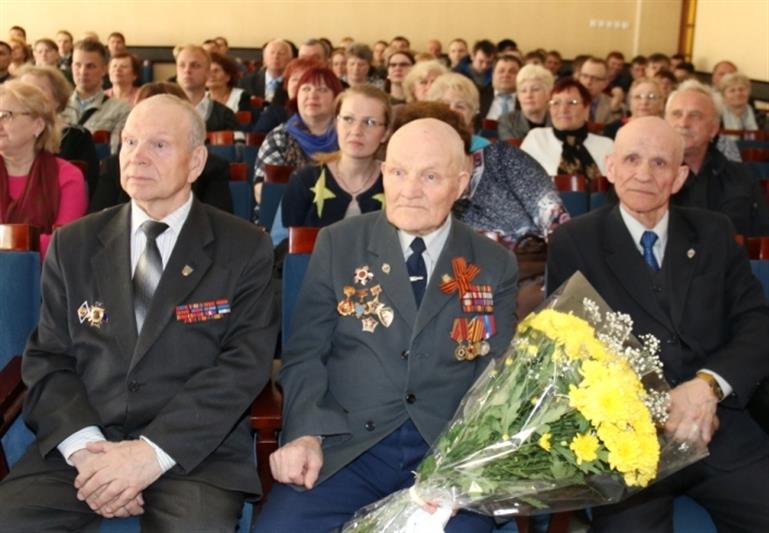  В г. Санкт-Петербурге сотрудники Росгвардии поздравили с 90-летним юбилеем ветерана Великой Отечественной войны 
