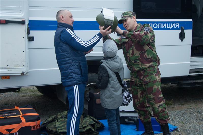 В г. Владивостоке бойцы Росгвардии провели выставку спецтехники и обеспечили общественную безопасность при проведении игры «Зарница» 