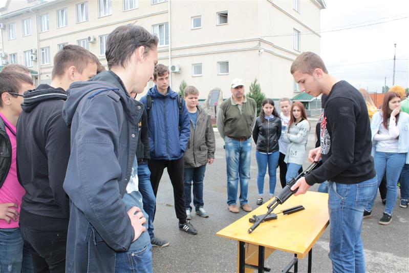 Сотрудников адыгейского ОМОНа с 24-летием сформирования подразделения поздравили учащиеся подшефной школы 
