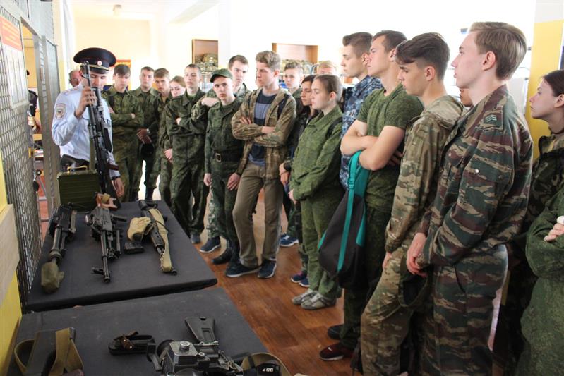 В г. Липецке военнослужащие Росгвардии провели военно-патриотический сбор с выпускниками кадетской школы