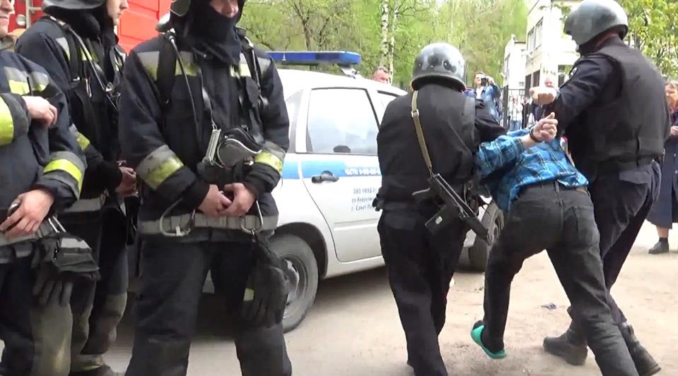 В г. Санкт-Петербурге сотрудники Росгвардии приняли участие в задержании мужчины, угрожавшего взорвать гранату в жилом доме