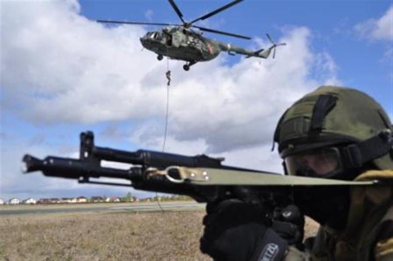 В Уральском округе прошли совместные занятия военнослужащих и сотрудников Росгвардии по десантной подготовке