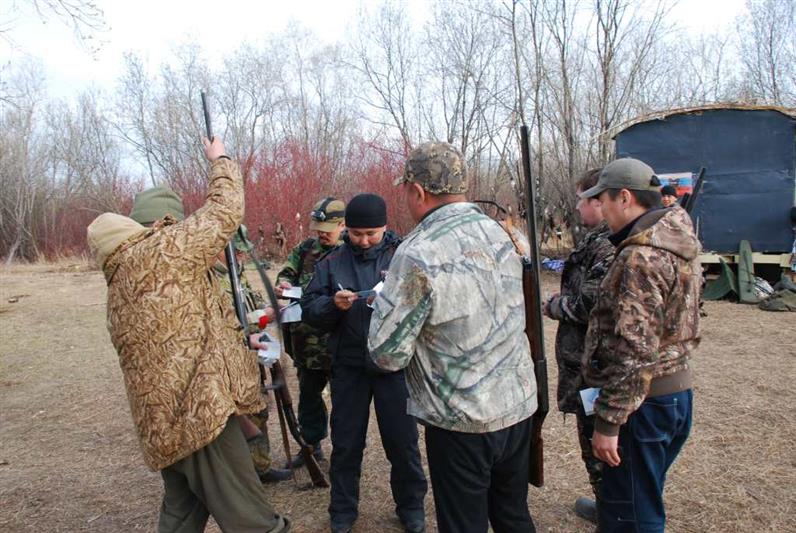 В Якутии в ходе рейда сотрудники Росгвардии и Министерства охраны природы задержали браконьеров, которые охотились на краснокнижных птиц