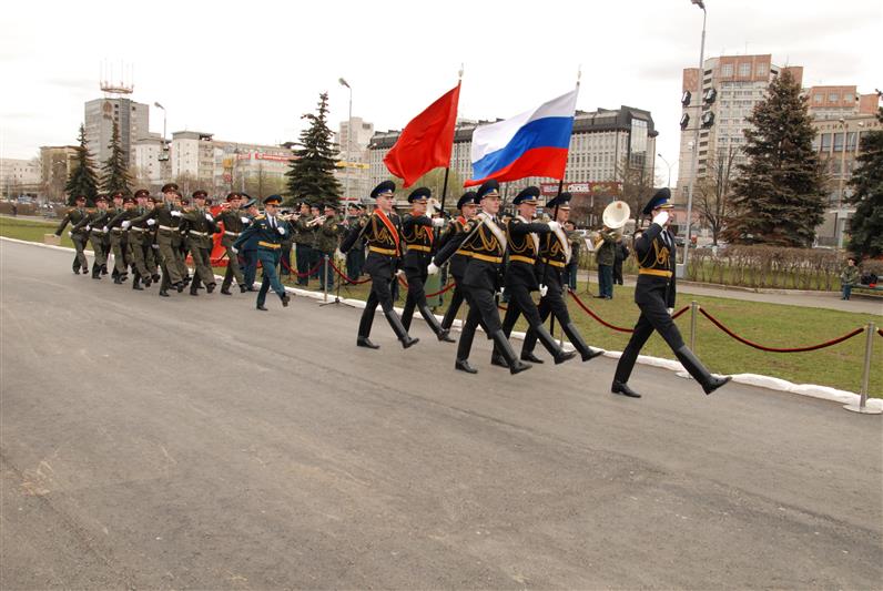 Курсанты Пермского военного института войск национальной гвардии Российской Федерации возложили цветы к монументу «Героям фронта и тыла»