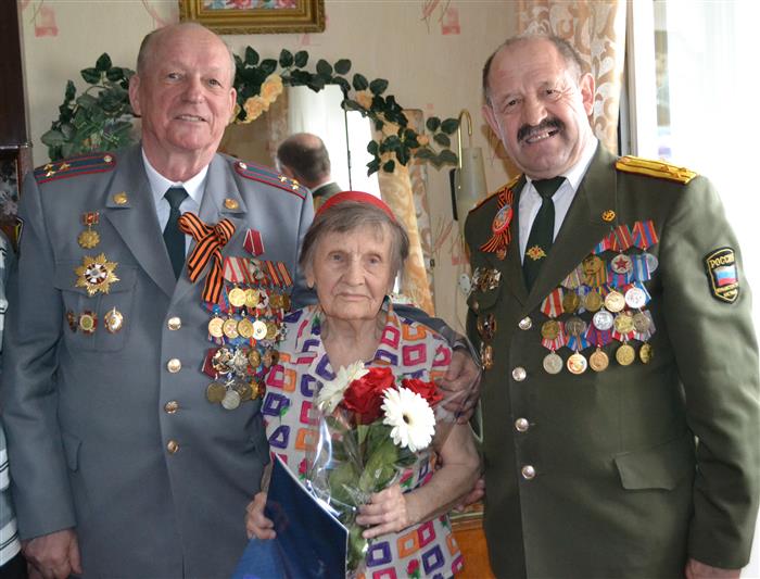 Ветераны Росгвардии поздравили ветерана Великой Отечественной войны с 95-летием 