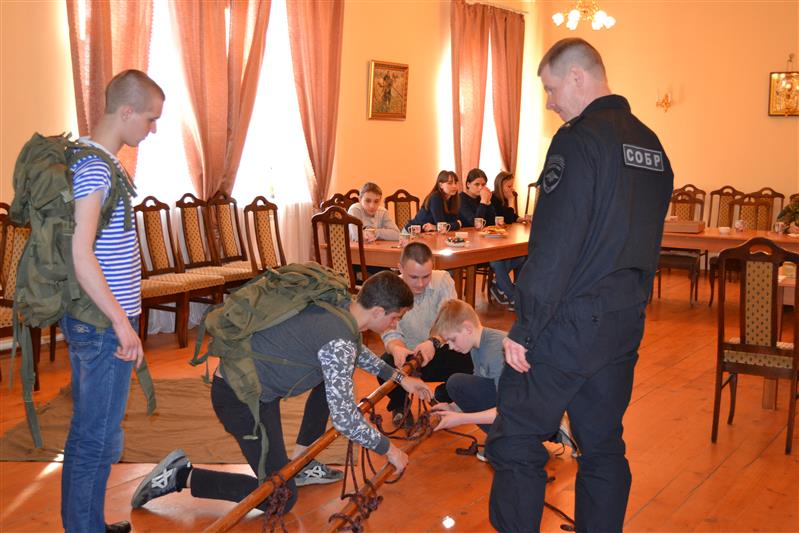 Сотрудники новгородского СОБРа встретились с курсантами подшефного военно-патриотического клуба