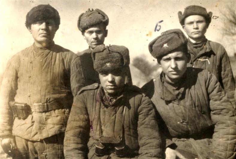 В г. Краснодаре военнослужащие специального моторизованного полка Росгвардии встретились с сыном Героя России и узнали о боевом пути земляка-артиллериста, который получил заслуженную награду спустя полвека 
