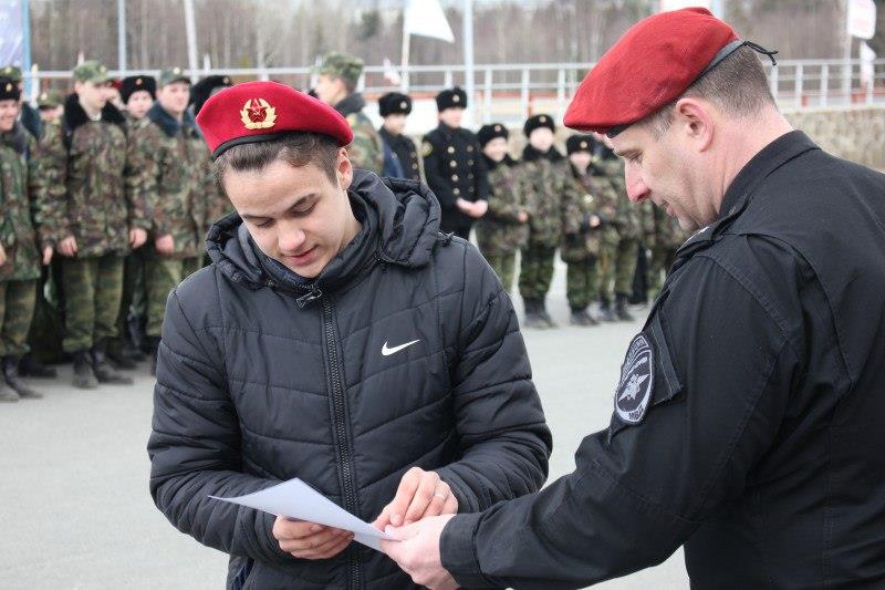 В  Карелии сотрудники СОБРа Росгвардии организовали марш-бросок допризывной молодежи «Никто, только мы!»