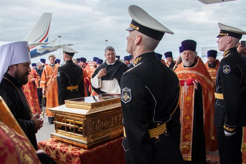 РОСГВАРДИЯ ПРИСТУПИЛА К ОХРАНЕ МОЩЕЙ НИКОЛАЯ ЧУДОТВОРЦА, ДОСТАВЛЕННЫХ ИЗ ИТАЛИИ В РОССИЮ 
