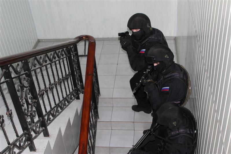 В Оренбургской области бойцы ОМОНа Росгвардии оказали силовую поддержку сотрудникам региональных УМВД и УФСБ при проведении комплекса оперативно-следственных мероприятий