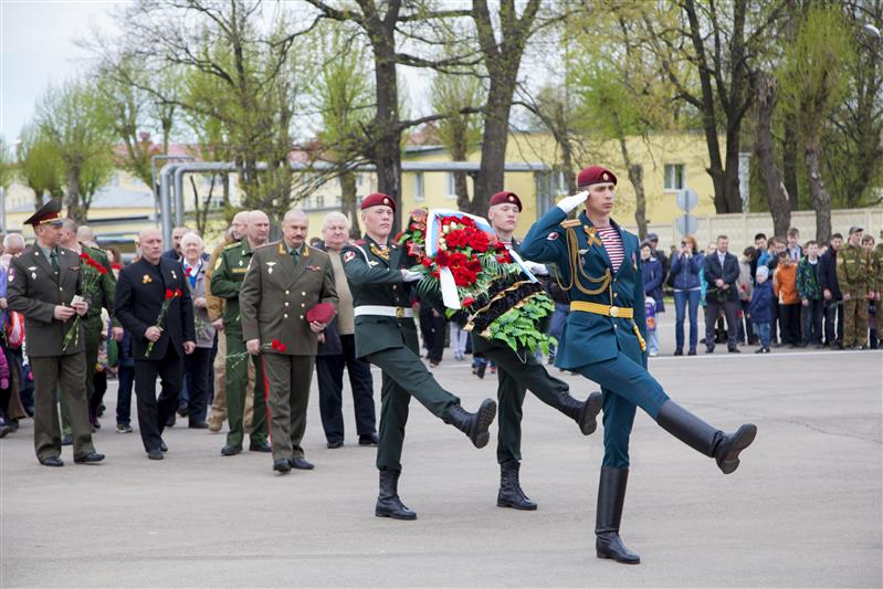 В Подмосковье военнослужащие Росгвардии приняли участие в акции «Сирень Победы», посвященной празднованию Дня Победы советского народа в Великой Отечественной войне