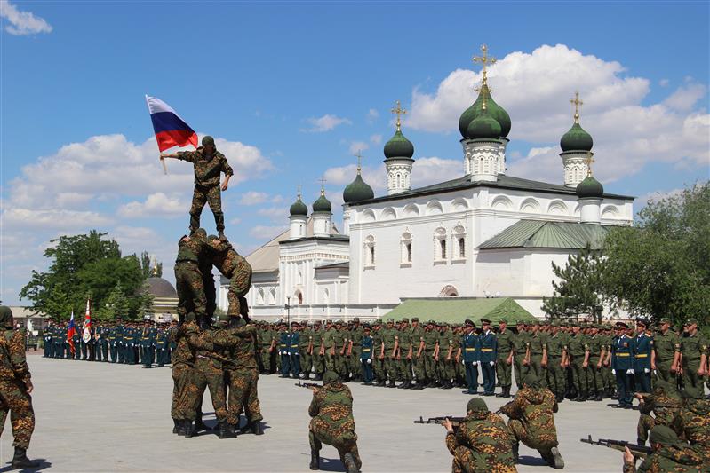 В Астраханском государственном кремле военнослужащие, ветераны и жители города отметили 50-летие с момента сформирования батальона оперативного назначения Росгвардии