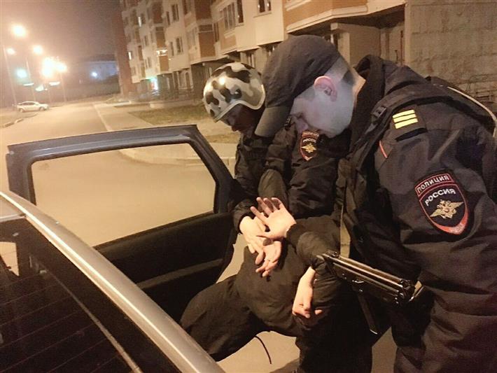 В Московской области сотрудники Росгвардии задержали мужчину, избившего охранника торгового центра