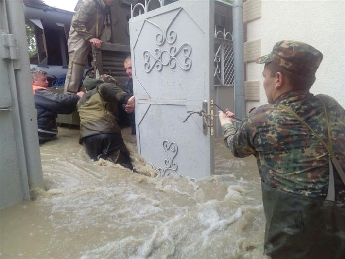 В Ставропольском крае военнослужащими Росгвардии эвакуировано более 100 человек из затопленных домовладений