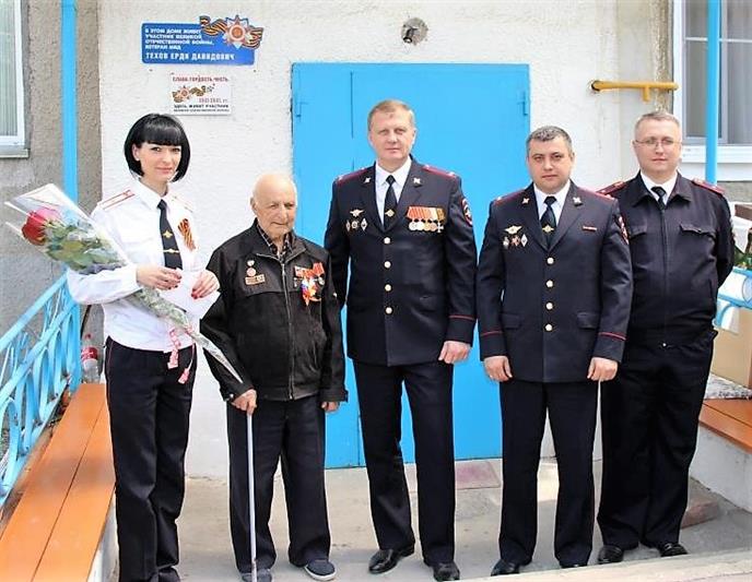 В г. Владикавказе сотрудники управления Росгвардии поздравили  ветеранов Великой Отечественной войны с Днем Победы.