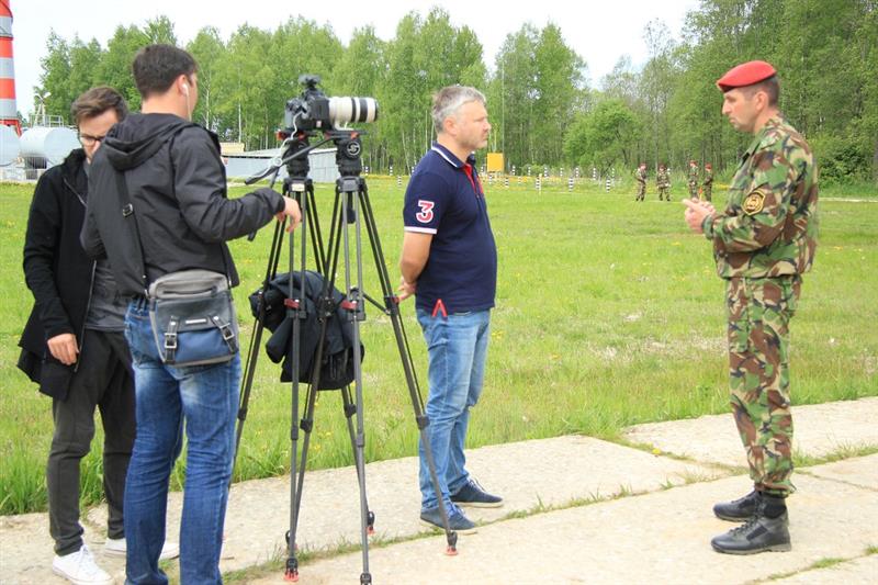 Военнослужащие Центрального округа пригласили корреспондентов телеканала «Россия 24» на проведение испытаний на право ношения крапового берета