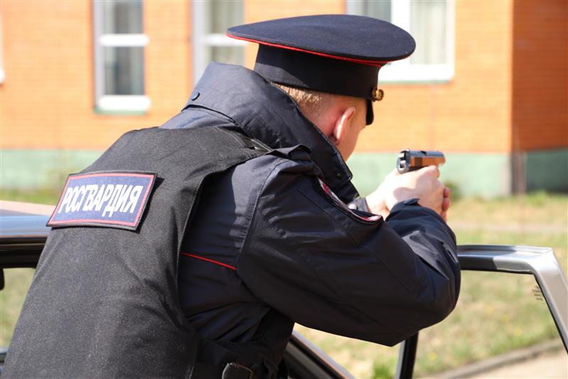 В Московской области сотрудники Росгвардии задержали мужчину, угрожавшего убийством официанту