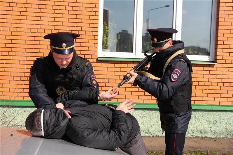 Сотрудники Росгвардии по Московской области задержали мужчину с партией наркотиков