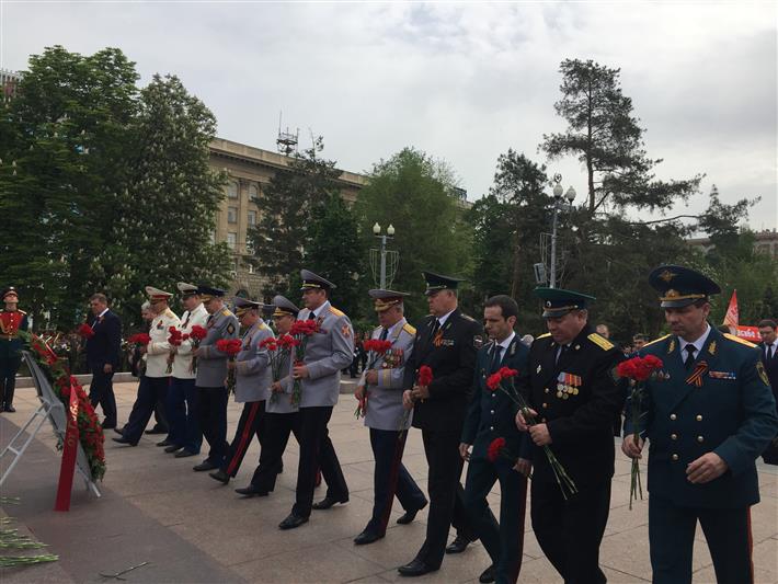 Начальник Управления Росгвардии по Волгоградской области принял участие в церемонии возложения цветов и венков к Вечному огню на братской могиле воинов 62-й и 64-й армий, погибших при защите Сталинграда
