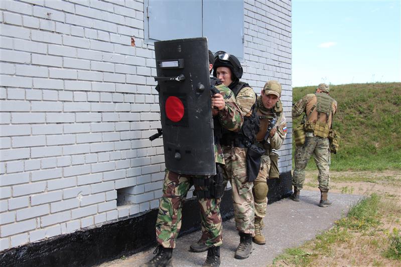 В Москве при силовой поддержке бойцов ОМОНа Росгвардии задержаны подозреваемые в мошенничестве 