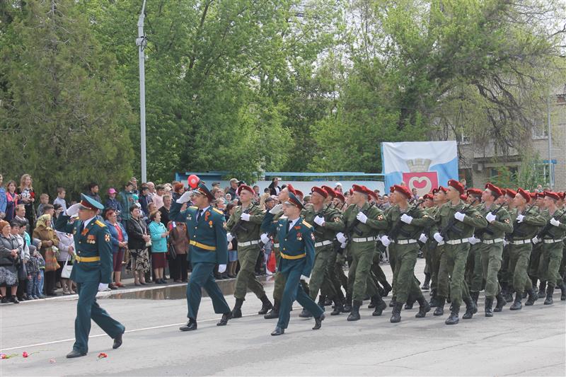 Росгвардия приняла участие в военных парадах и торжественных шествиях по всей стране
