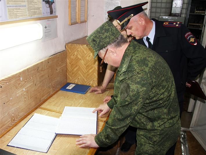В Новосибирской области командующий Сибирским округом проверил работу инспекторов лицензионно-разрешительной работы