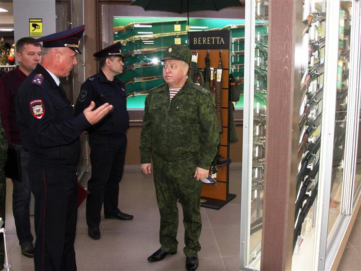 В Новосибирской области командующий Сибирским округом проверил работу инспекторов лицензионно-разрешительной работы