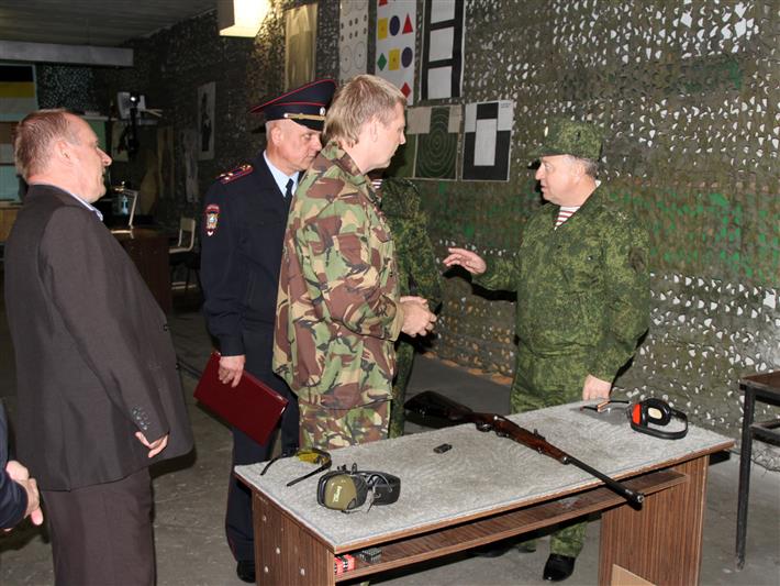 В Новосибирской области командующий Сибирским округом проверил работу инспекторов лицензионно-разрешительной работы
