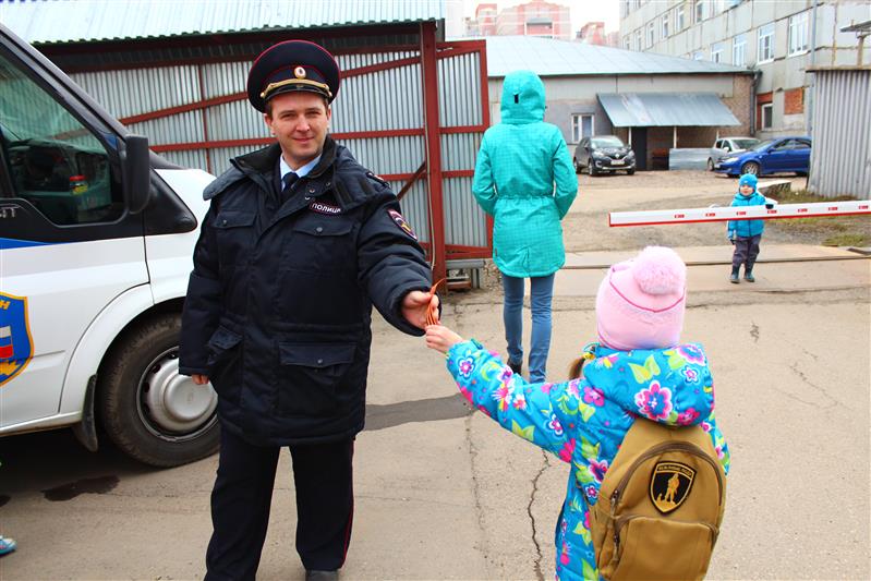 Сотрудники Росгвардии по Вологодской области присоединились к Всероссийской акции «Георгиевская ленточка»