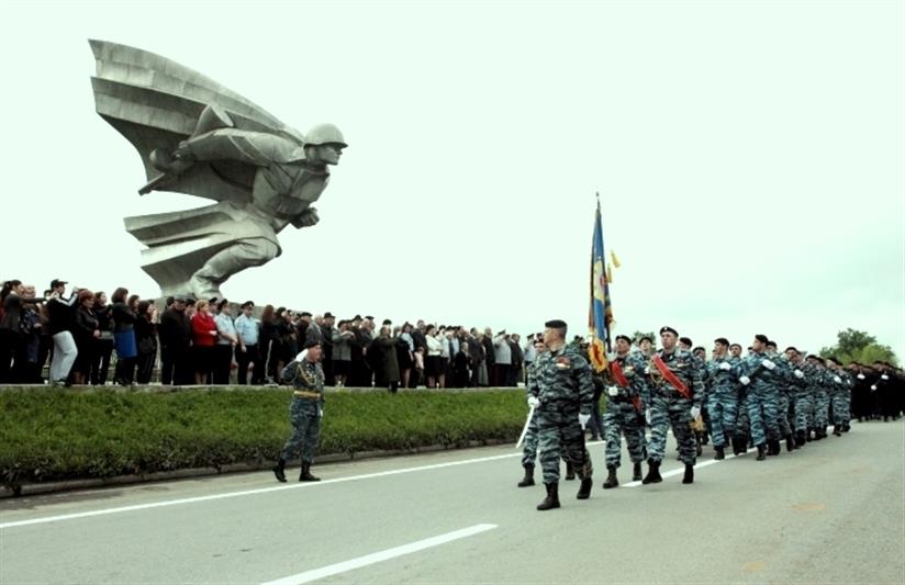 В Республике Северная Осетия-Алания сотрудники Росгвардии приняли участие в открытии мемориала, посвященного защитникам г. Владикавказа
