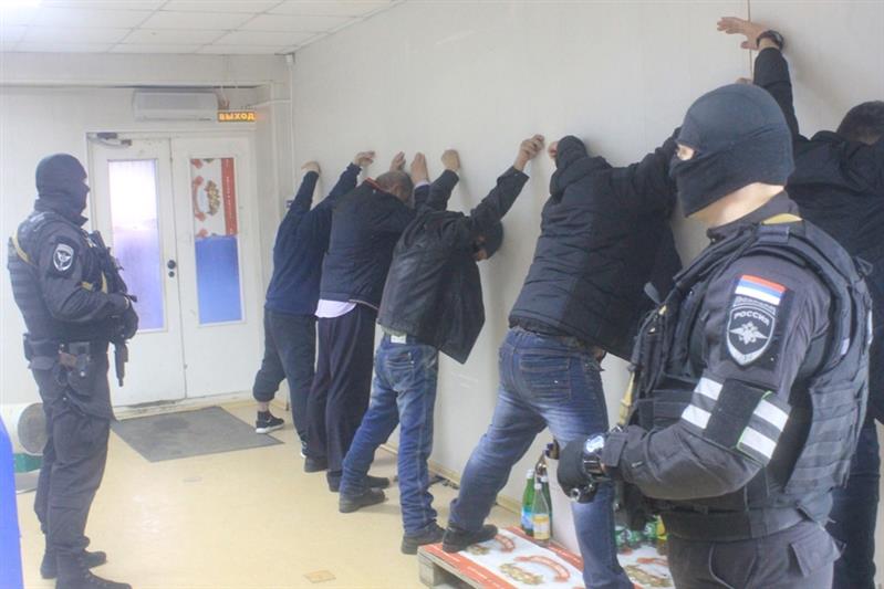 В Ханты-Мансийском автономном округе - Югре при силовой поддержке бойцов ОМОНа пресечена деятельность по производству контрафактного алкоголя