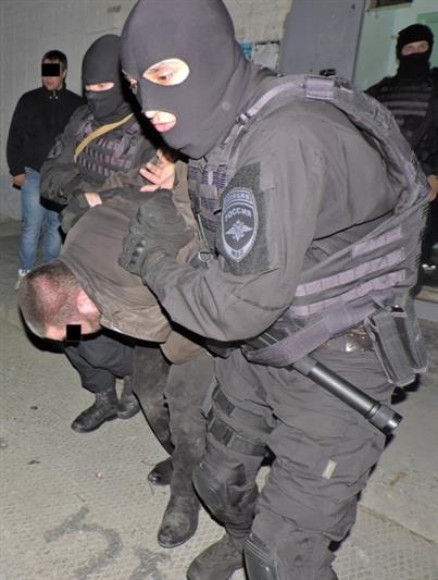 В Ханты-Мансийском автономном округе бойцы ОМОНа задержали подозреваемого в незаконном хранении наркотических средств