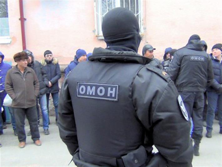 В Хакасии сотрудники ОМОНа Росгвардии оказали силовую поддержку полицейским в проведении рейда по выявлению незаконных мигрантов