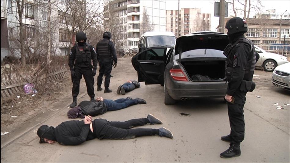 В Архангельске при силовой поддержке ОМОНа Росгвардии задержана банда вымогателей