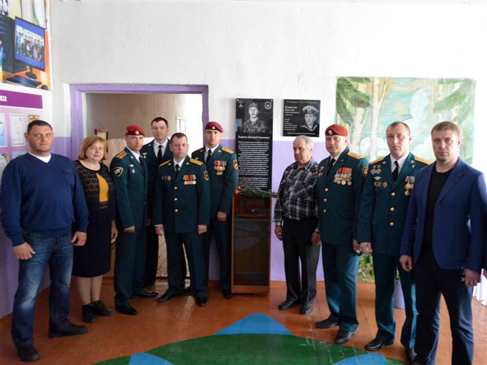 В Новосибирской области в средней общеобразовательной школе открыли памятную доску военнослужащему отряда специального назначения «Ермак»
