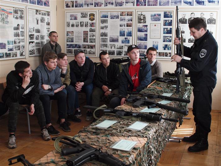 В г. Санкт-Петербурге сотрудники ОМОНа провели экскурсию для учеников колледжа