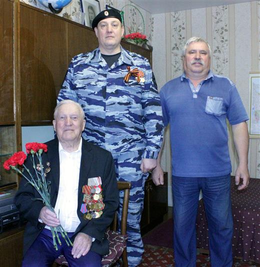 Сотрудники ОМОНа Управления Росгвардии по Рязанской области поздравили ветерана Великой Отечественной войны