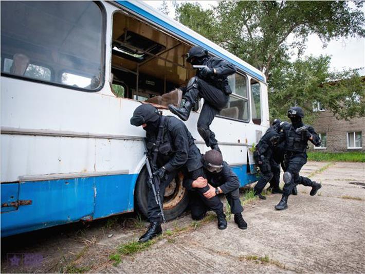 В г. Братске при силовой поддержке бойцов СОБРа задержаны участники преступной группы, подозреваемые в похищении человека
